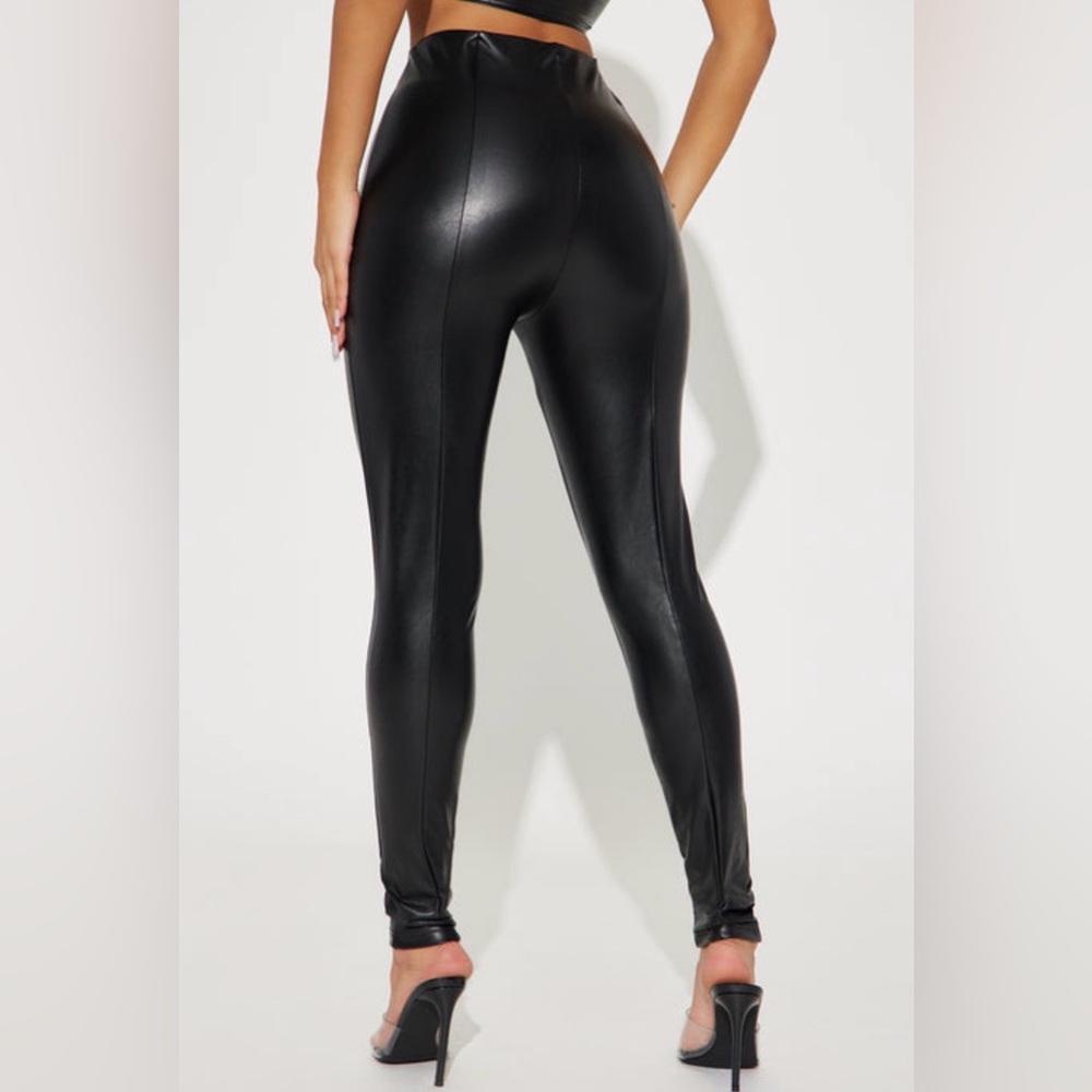 Everbellus High Waist Black Faux Leather Leggings | Size M